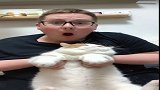 热爱中国的阿福！和他胖胖的猫，他俩在一起的画面太搞笑了！喜欢