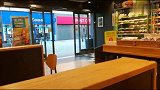 一家便利店遭了贼，一只鸟大摇大摆叼了一包食物跑了