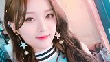 小美女吴宣仪玩时尚，卷发配蝴蝶结，清新装扮很养眼