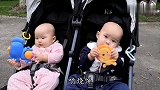 一家人开开心心带着双胞胎逛公园，两萌娃特别兴奋，看到啥都好奇