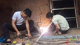 阿鲁一家新焊接猪圈门，儿子想吃火盆烧烤，荤素搭配烤上一大桌