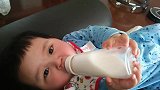 宝宝3个多月就自己拿奶瓶喝奶，咕咚咕咚地吞咽，这声音好萌