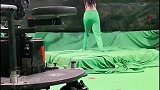 负责扮演美人鱼的女演员，下面的绿秋裤很重要，这就是鱼尾的由来！
