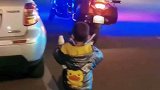 萌娃鼓起勇气和警察叔叔分享酸奶