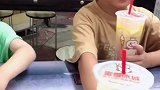 我的童年：一人一杯柠檬水
