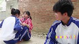 田田带妹妹和狗蛋玩斗鸡游戏，田田耍赖皮手脚并用，真是太有趣了
