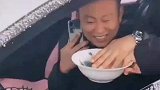 哑巴跟开车的大哥乞讨，却被大哥误解，差点急的会说话