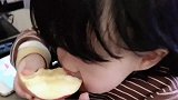 宝贝吃苹果的样子，真的很可爱呀