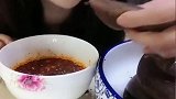 吃大肠蘸料汁，小姐姐吃的嘎嘎香，一口接着一口真带劲