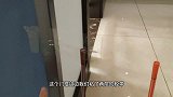 主人给狗狗设置路障，小奶狗不按套路出牌，搞得主人哭笑不得