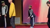 都在台上表演，这哥们是本色出演吧