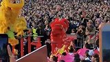 中国舞龙舞狮，春节期间亮相伦敦街头，现场被观众围得水泄不通