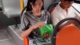 公交车上美女乱丢垃圾，帅哥平凡的举动让其羞愧！