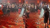 澳大利亚一剧院地面塌陷仅剩地毯支撑 观众不顾危险踩着玩