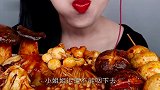 美女极限挑战“变态辣”蘑菇+金针菇，一口呛到嗓子眼，看着胃疼