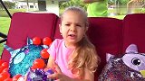 儿童游戏：戴安娜使用魔法棒变出玩具小汽车，和哥哥一起玩