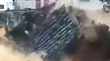 惊险！福建一房屋瞬间倒塌 散架后被洪水冲走