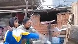 单亲爸爸带俩女儿，硬核练习飞刀强身健体
