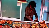 女子趁店主转身，竟行如此无耻之事，监控对峙无言以对！
