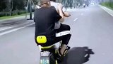两男子骑电动车蹦迪，交警默默跟随