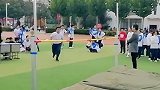 学校举行趣味运动会，一男生助跑后纵身一跃轻松跳过