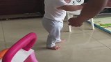 宝贝第一次迈步，居然是因为看上了爸爸的冰棒，真是妥妥的小吃货