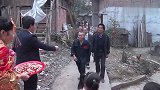 农村婚礼现场实拍，来吃酒的客人络绎不绝，新郎新娘一起迎接