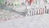 用木头在水里铺出来的道路，走起来心里得慌