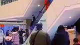 路人在医院，拍下老人无助画面