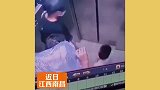 出了家门没人会让着你！熊孩子电梯内伸脚绊人，男子转身就是一脚
