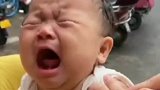 宝妈假装给萌娃打针，结果宝宝一秒入戏