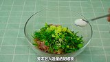 少女制作花式锅贴，肉馅饱满多汁，香气浓郁方法简单