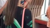 谭维维现身机场，36岁硬是扮成26岁，秀不一样的冷酷之美