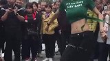 美女街头热舞秀身材，这个马甲线给满分