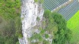 贵州大山一奇石下修有房子