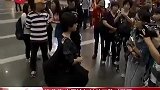 秀场-20130927-中国女星齐飞春夏巴黎时装周看秀 斗艳红毯铺到机场