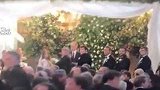 美国：夫妇婚宴帐篷被暴风掀翻，躲更衣室完成宣誓