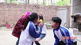 童年：玩“接力赛”游戏，妈妈说赢了有奖励，没想到被千万偷赢了