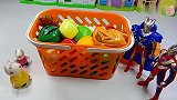 奥特曼超人给羊妈妈苏西送好吃的食物有水果蔬菜大披萨