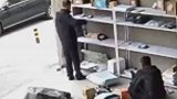 男子疑似因找不到快递，胡乱扔别人快递泄愤