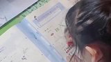 妈妈看见作业本有撕毁痕迹，问孩子什么时候撕的，萌娃灵魂回怼！