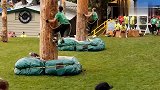 国外奇葩比赛爬木桩，老外玩出新高度