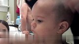妈妈把宝宝的头发剃光了，宝宝醒来后的反应太搞笑了