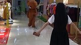 史上最尴尬的抱抱