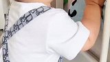 宝宝为了喝奶站起来了