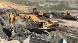 挖掘机挖的是煤炭还是黑土呢