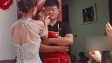 新娘进门给老表点烟，老表一顿搞怪操作，逗笑宾客