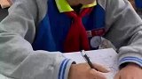 学生做题，表情亮了