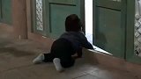 刚会爬的婴儿感知妈妈投河自尽了！哭着爬上冰面救妈妈
