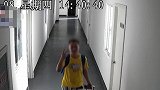 男子盗窃后对监控比剪刀手 民警：9小时后陪你故地重“演”